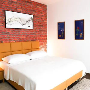 «go West» Guest Ostello